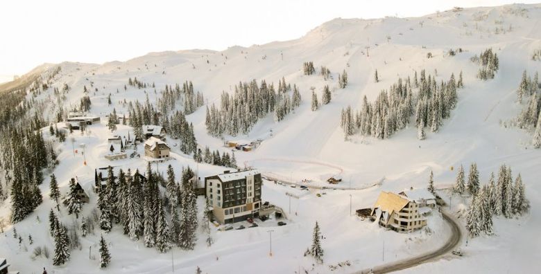 Aparthotel Rajska  Novogodisnji odmor na Jahorini za 4 osobe Jahorina Bosna i Hercegovina  1 808 EUR  7x nocenje u dvosobnom apartmanu za 4 osobe Besplatan Wi Fi