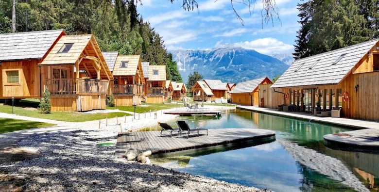 Ribno Luxury Glamping  Jesenski glamping na Bledu tijekom vikenda Bled Slovenija  389 EUR  2x nocenje u luksuznoj glamping kucici s privatnom saunom i drvenom kadom s toplom vodom za 2 osobe 2 djece do 12 godina besplatno  Dorucak u Hotelu Ribno