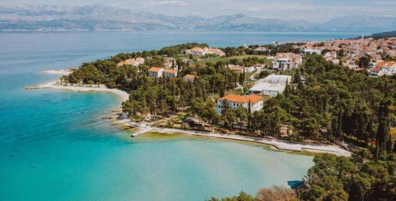 Aminess Vival Velaris Resort  Odmor na Bracu  Posebna akcijska cijena Supetar Hrvatska  188 EUR  2x nocenje u dvokrevetnoj Superior sobi s balkonom pogled park za 2 osobe 1 dijete do 9 99 godina besplatno  Polupansion