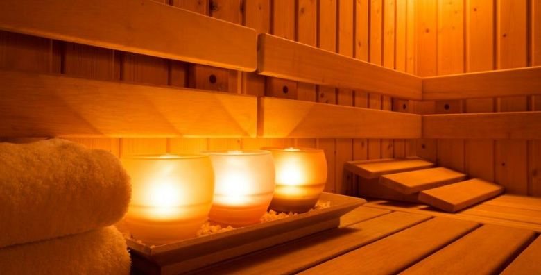 ECO Hotel Center  Najam saune  Prijepodnevni termin Postojna Slovenija  45 EUR  2 5 satno koristenje finske saune za 2 osobe 2x casa hladnog pjenussavog vina