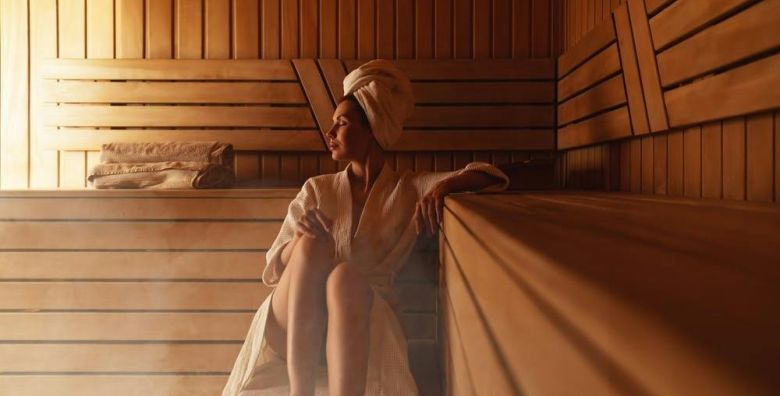 ECO Hotel Center  Najam saune  Poslijepodnevni termin Postojna Slovenija  50 EUR  2 5 satno koristenje finske saune za 2 osobe 2x casa hladnog pjenussavog vina