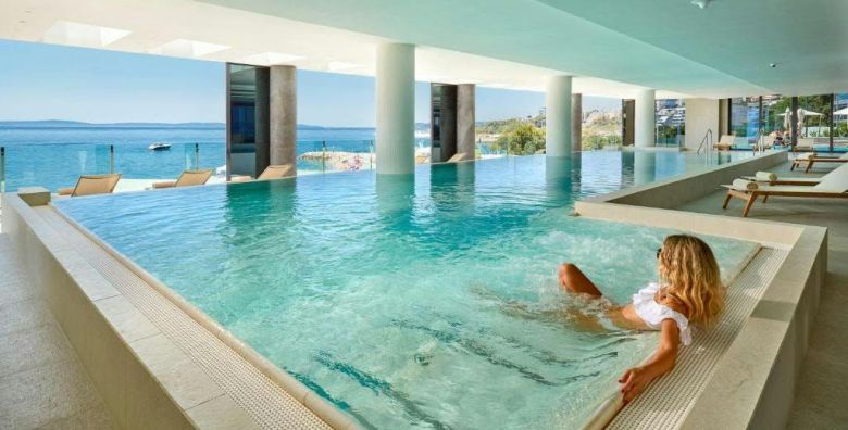 Amphora’s Garden  Vrhunsko obiteljsko wellness opustanje u Splitu Split Hrvatska  280 EUR  2x nocenje u jednosobnom apartmanu s balkonom za 2 osobe 2 djece do 12 99 godina i 1 dijete do 7 99 godina besplatno  Buffet dorucak