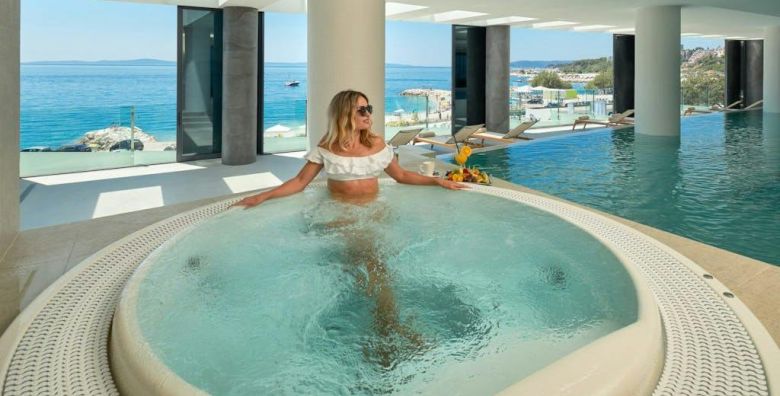 Hotel Amphora  Vrhunsko obiteljsko wellness opustanje u Splitu Split Dalmacija Hrvatska  260 EUR  2x nocenje u dvokrevetnoj Superior sobi s balkonom za 2 osobe 1 dijete do 7 99 godina besplatno  Buffet dorucak