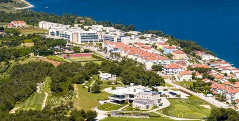 Rezidencija Skiper  Obiteljski odmor tijekom tjedna Savudrija Hrvatska  220 EUR  2x nocenje u Deluxe Suite Imperial 4 2 apartmanu za 4 osobe 2 djece do 13 99 godina besplatno  Neograniceno koristenje teniskih terena i opreme