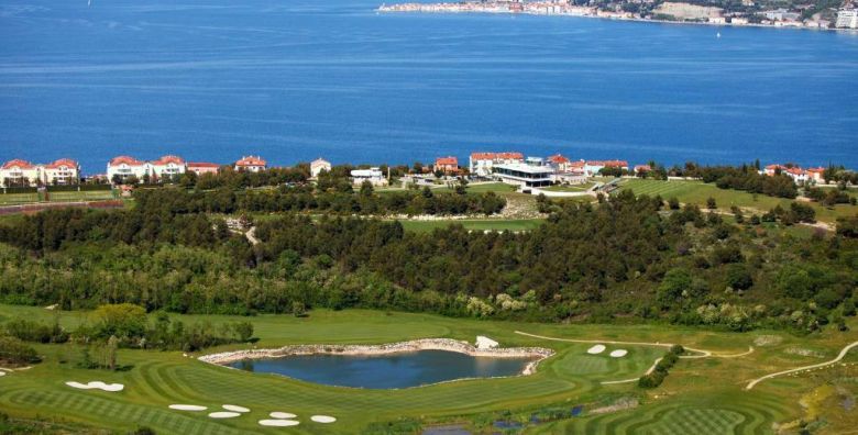Rezidencija Skiper  Obiteljski vikend odmor Savudrija Hrvatska  240 EUR  2x nocenje u Deluxe Suite Imperial 4 2 apartmanu za 4 osobe 2 djece do 13 99 godina besplatno  Neograniceno koristenje teniskih terena i opreme