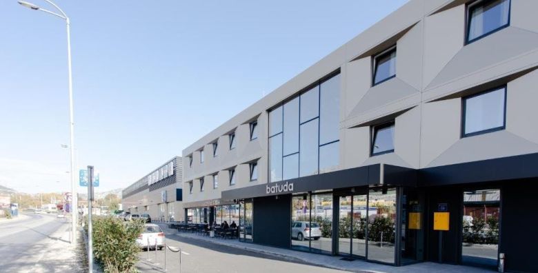 Hotel Batuda  Jesensko zimski obiteljski odmor u Splitu Split Hrvatska  82 EUR  1x nocenje u dvokrevetnoj sobi za 2 osobe 1 dijete do 6 godina besplatno  Dorucak