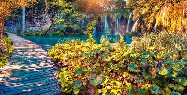 Hotel Jezero  Jesenska obiteljska prica na Plitvickim jezerima s ulaznicama Plitvicka jezera Hrvatska  332 EUR  2x nocenje u dvokrevetnoj Superior sobi za 2 osobe 1 dijete do 11 99 godina i 1 dijete do 4 99 godina besplatno  Polupansion