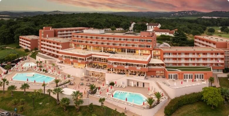 POREC  uzivajte u odmoru okruzeni zelenilom i morem u Hotelu Albatros 4 Plava Laguna 