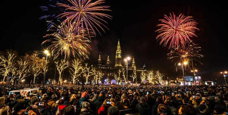 DOCEK NOVE GODINE U BECU  uzivajte u novogodisnjem program u centru grada uz nastupe raznih bendova i DJ eva standove s puncem i raznim specijalitetima