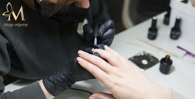 Izaberi izmedju obicnog ili trajnog laka uz kvalitetnu njegui profesionalnu manikuru u Salonu Moje Vrijeme