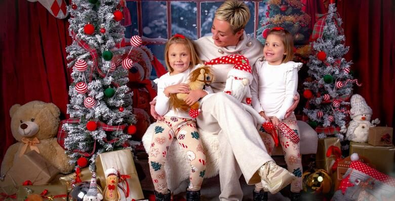 Bozicno fotografiranje obitelji djece parova  uz profesionalnog fotografa i prigodnu pozadinu s rekvizitima stvorite uspomene koje ce trajati cijeli zivot 