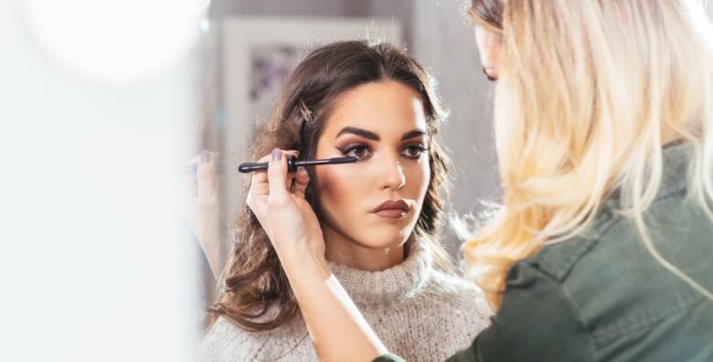 Jednodnevni tecaj sminkanja na kojem mozete naucite sve o konturiranju tehnikama i nanosenju umjetnih trepavica