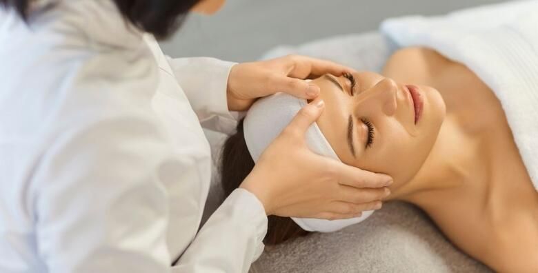 Ultrazvucno ciscenje lica spatulom uz njegu lica pilingom maskom i masazom te dijamantna mikrodermoabrazija u Glam Lab u