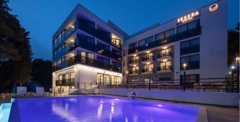 VODICE SeeSea Hotel 4  Praznik rada uz 2 nocenja s polupansionom za 2 odrasle osobe i 2 djece do 17 99 godina s tradicionalnim obrocima i animacijskim programom za djecu