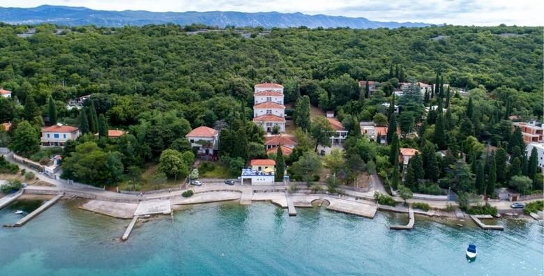 Hotel Delfin na otoku Krku  obiteljski odmor uz 8 nocenja s polupansionom za 2 odraslih i 2 djece do 11 99 godina