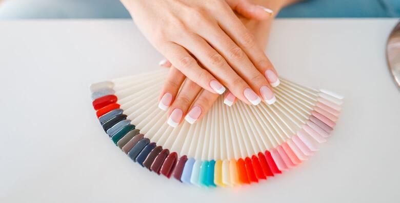 Od kratkih do glamuroznih  ugradnja ili produljivanje noktiju na sabloneza elegantan moderan i postojan rezultat u Devini Nails salonu