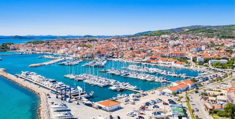 Obnovite svoju energiju i dozivite Vodice u Hotelu Stella Maris uz 2 nocenja s polupansionom za 2 odraslih  GRATIS paket za 2 djece