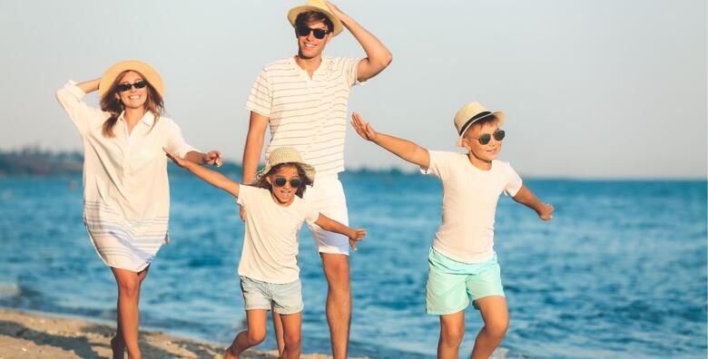 OBITELJSKI ODMOR U STARIGRADU PAKLENICA  ljetni odmor nadomak plaze uz 2 3 4 5 ili 7 noci s doruckom za 3 do 4 osobe u Hotelu Rivijera 3 