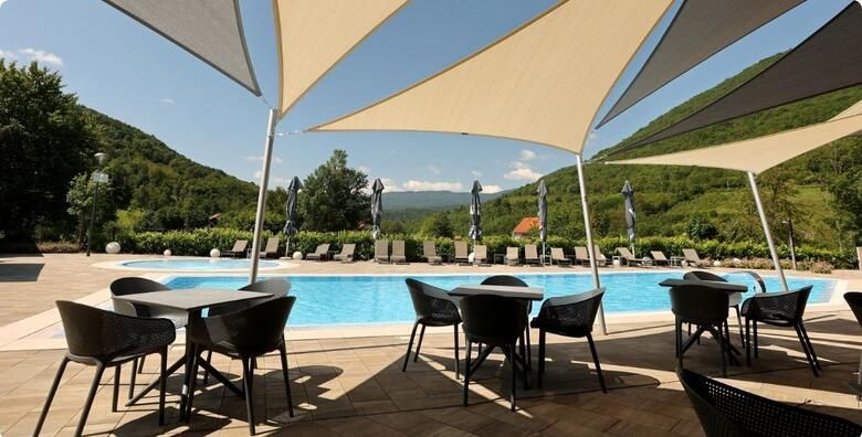 Mobilne kucice Camping Plitvice  1 ili 2 nocenja s polupansionom za 2 ili 4 osobe uz 2 sata koristenja e bicikla