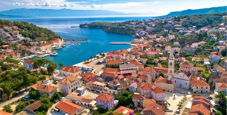 Fontana Resort 2  Jelsa  3 5 ili 7 nocenja s polupansionom za 2 osobe  gratis paket za 1 dijete do 2 99 godina uz koristenje dva vanjska bazena