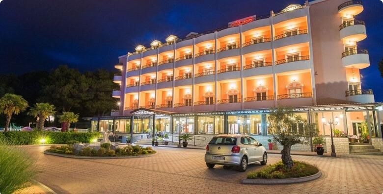 Predsezona i posezona Hotel Miramare 4  2 nocenja s polupansionom za 2 osobe i do 3 djece uz koristenje vanjskog bazena i teretane