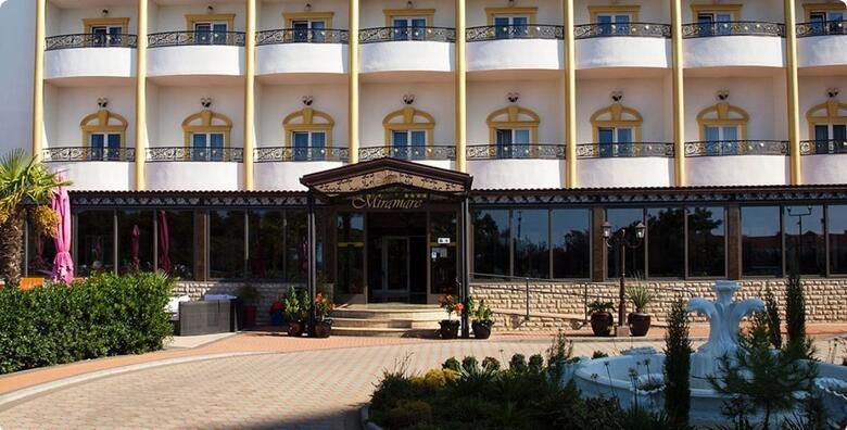 Hotel Miramare 4  ljetni odmor  3 nocenja s polupansionom za 2 osobe i do 2 djece uz koristenje vanjskog bazena i teretane