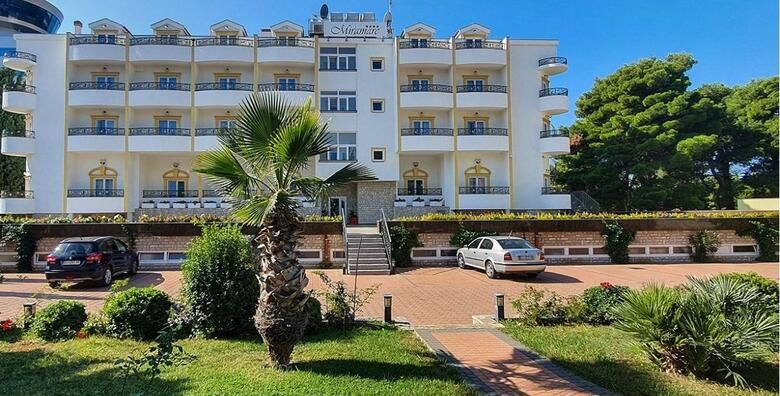 Spica sezone u Hotelu Miramare 4  3 nocenja s polupansionom za 2 osobe i do 3 djece uz koristenje vanjskog bazena i teretane