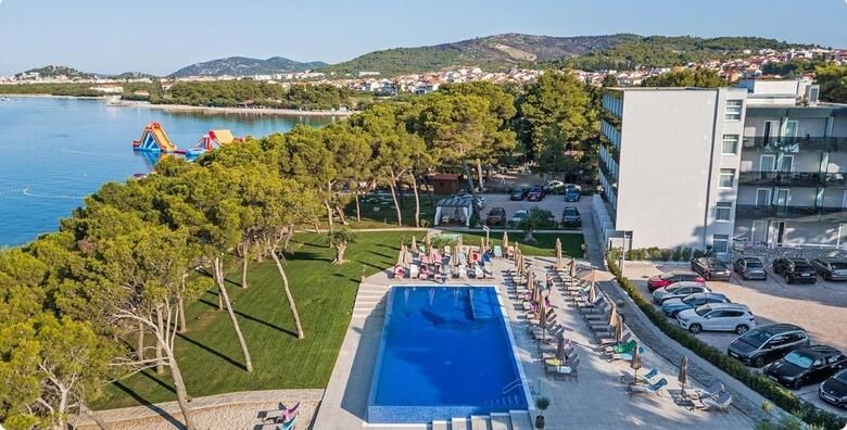 VODICE Hotel Villa Arausana  Antonina ili Villa Arausa  2 nocenja za dvoje s doruckom  GRATIS rucak i vecera  GRATIS paket za 2 djece uz koristenje sauna i bazena