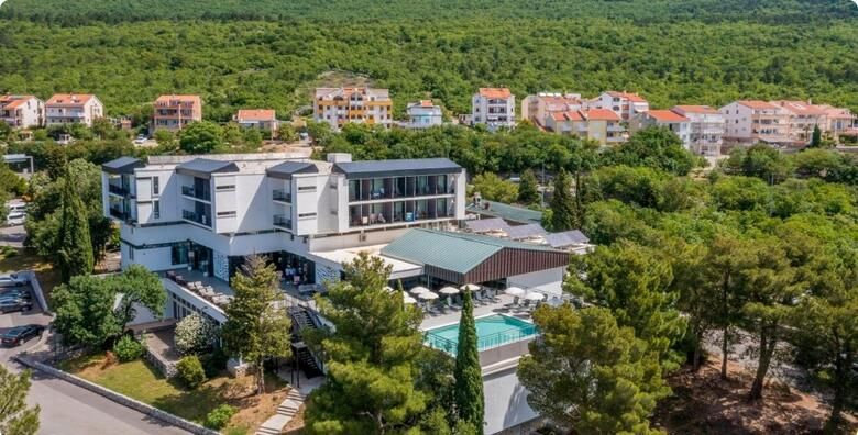 Cijela sezona u Crikvenici Hotel Ad Turres 3  2 3 ili 5 nocenja s polupansionom za 2 odrasle osobe i 1 dijete ili 3 odrasla osoba