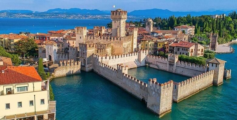 Izlet u Italiji Verona i Sirmione  razgledajte Julijinu kucu i slavni balkon treci po velicini ocuvani rimski amfiteatar te jedan od najbolje ocuvanih dvoraca u Italiji
