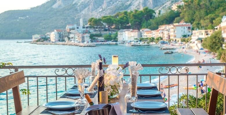 MAKARSKA RIVIJERA  3 nocenja s doruckom za dvoje  GRATIS paket za 1 dijete do 3 godine u Beach Hotelu Plaza 3 na samoj plazi