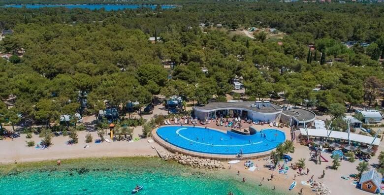 Amadria park u Sibeniku  2 nocenja u apartmanu 2 2 za 2 odrasle osobe i 2 djece do 11 99 godina  ulaz u Aquapark Dalmatia
