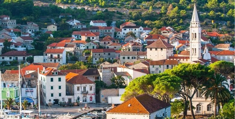 Fontana Resort 2  Jelsa  3 5 ili 7 nocenja s polupansionom za 2 osobe i 1 dijete do 4 99 godina