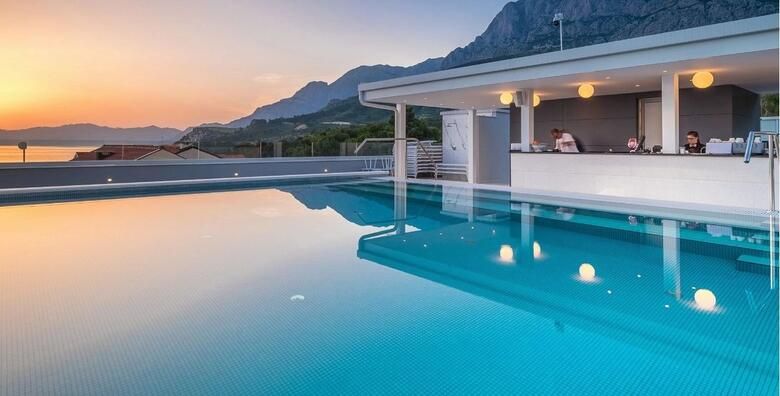 Jesen u Boutique Hotelu Mirjam 4  Makarska rivijera  2 ili 3 nocenja s doruckom za 2 osobe uz koristenje ROOFTOP GRIJANOG BAZENA sauna i jacuzzija
