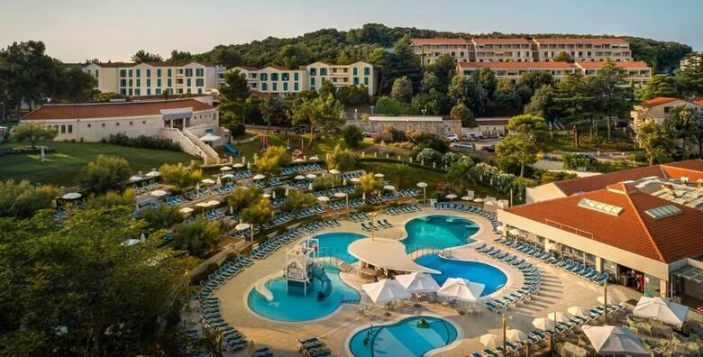 Resort Belvedere 4  Vrsar  2 nocenja s polupansionom za 2 osobe ili 2 osobe i 1 dijete do 11 99 godina ili Standard apartman za 4 osobe uz vanjski bazen