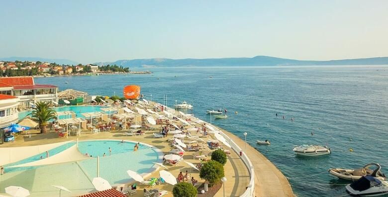 Jesenski odmor u Hotelu Katarina 4  Selce  2 nocenja s polupansionom za 2 osobe i 1 dijete do 11 99 godina u dvokrevetnoj sobi s balkonom